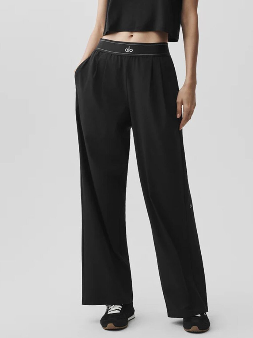 Brand new ALO Yoga 🥤 Women's Black Trouser  (Regular)  😀 - Picture 8 of 9